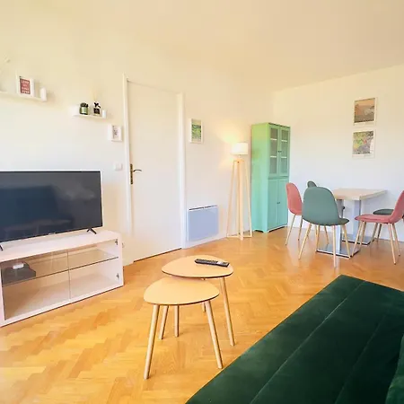 Apartment Le Jardin Suspendu, Steps To & Station Bussy-Saint-Georges