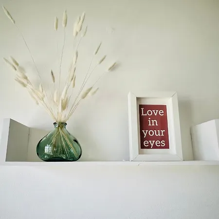 Le Jardin Suspendu, Steps To & Station Apartment *